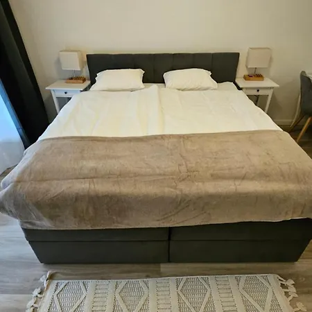 Ruhige 2-zi-wohnung Mit Garage Appartement *